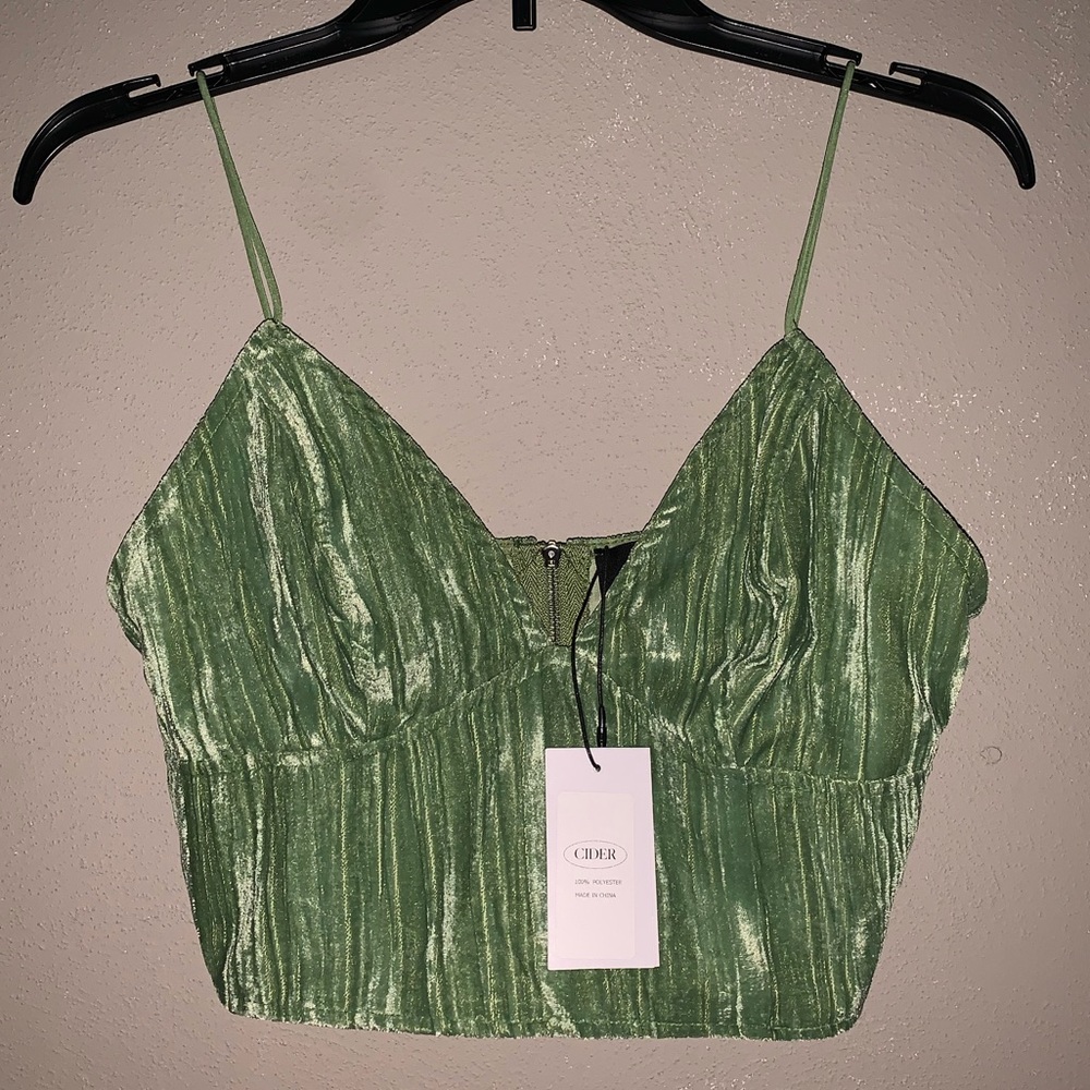 s-m green velvet cider cropped tank top!